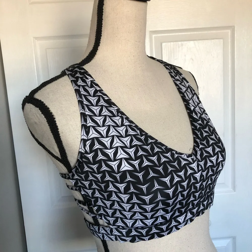 VICTORIA SPORT geometric triangular print and a distinctive strappy racerback| M